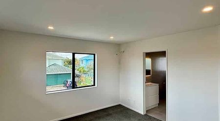 Stunning New 5-Bedroom Home in Otahuhu - Photo 4