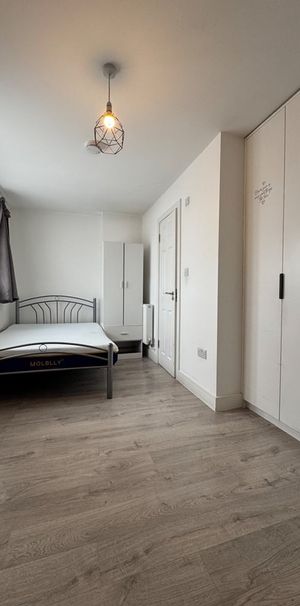 Studio Flat, Great Cambridge Road, N18 - Photo 1