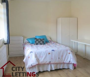 2 Bedroom Mid Terraced House - Photo 2