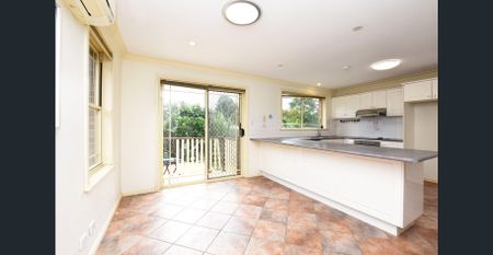 Modern Family Residence in the heart of Eastwood with low maintenance - Photo 5