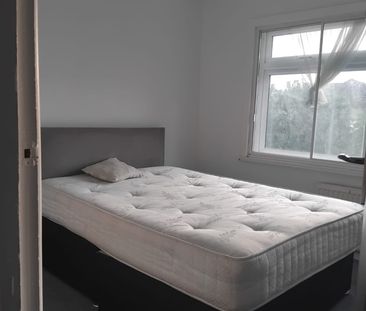 6 Bed Semi-Detached House, Vicarage Farm Road, TW5 - Photo 4
