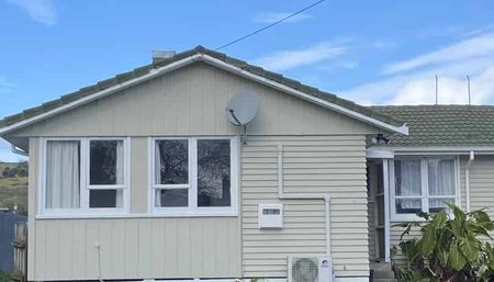 Close to schools and shops - Photo 4