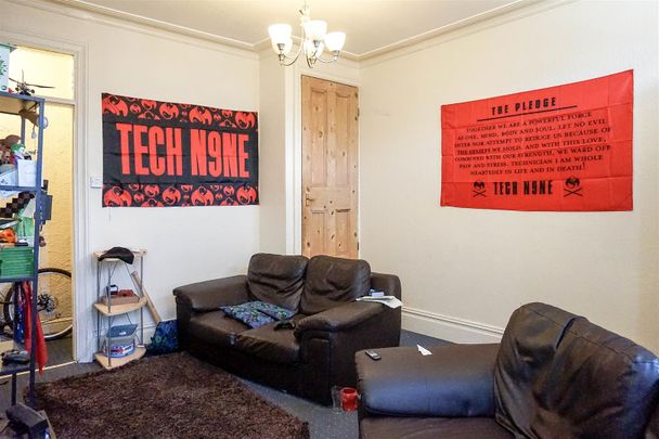 Leeds - Photo 1