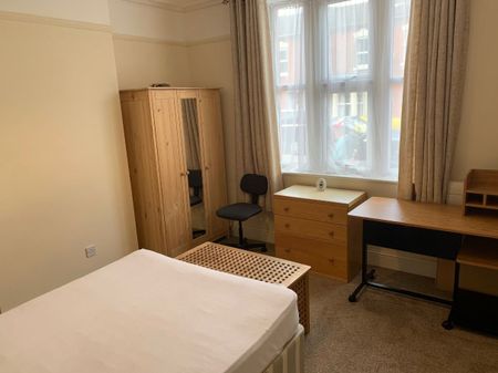 4 bedroom house *one room available* - Photo 4