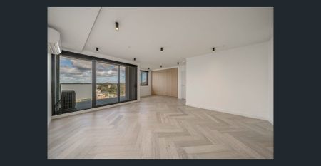 Modern Top-Floor Apartment - Photo 2