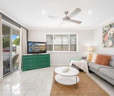 FAMILY HOME JUST A STONES THROW FROM THE SHORE! - Photo 3