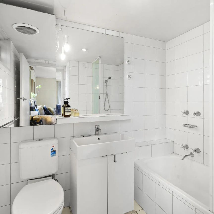 Bright, Private & 400m From The Royal Botanical Gardens - Photo 1