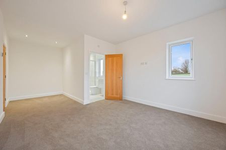 5 bedroom detached house to rent - Photo 2