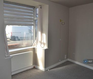 2 bedroom end of terrace house to rent - Photo 5