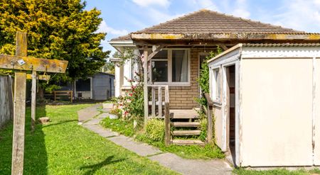 Home in the heart of the popular Elgin suburb - Photo 5