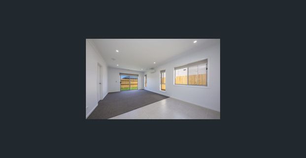 MODERN & LIGHT 4 BEDROOM HOME! - Photo 1