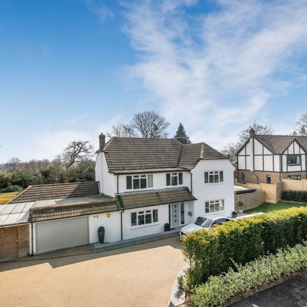 Hurst Close, Woking - 4 bedrooms Property for lettings - Seymours - Photo 1