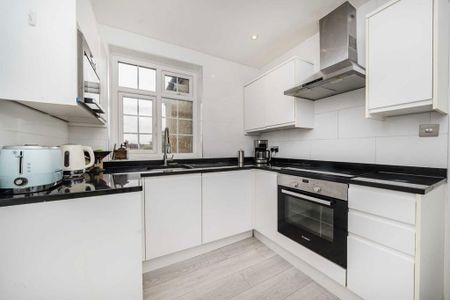 3 bedroom flat to rent - Photo 3