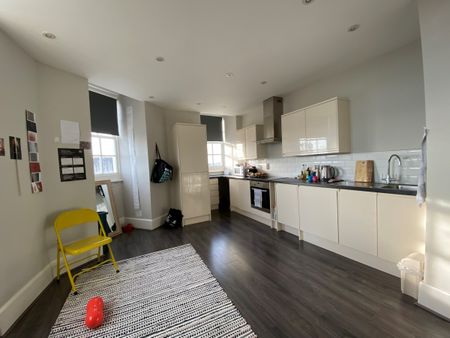 Market Place, Newark, Nottinghamshire, NG24 - Photo 4