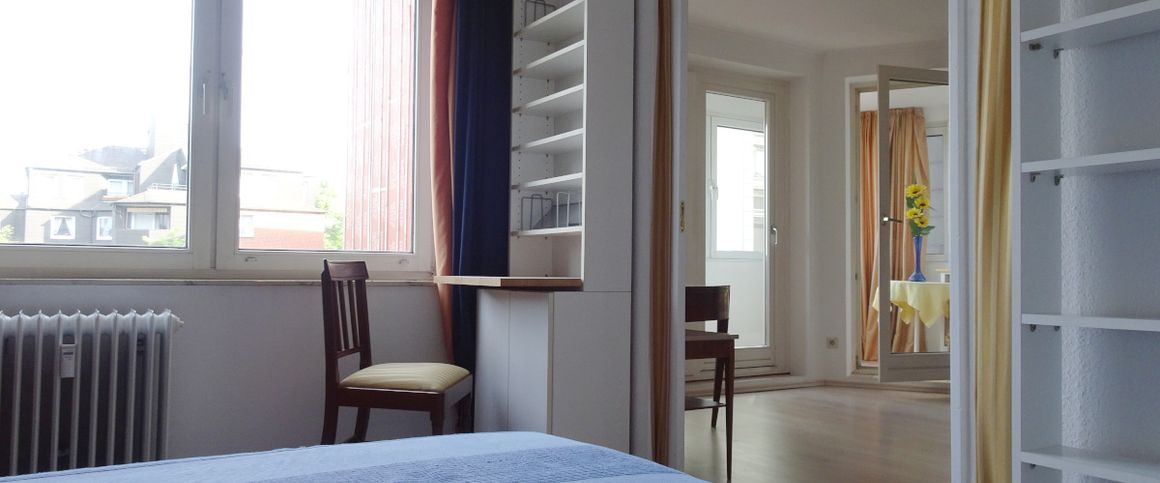 Im Szenestadtteil St. Georg: 2-Zimmer-Wohnung mit Fahrstuhl und verglastem Balkon. - Foto 1