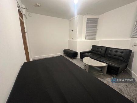 1 bedroom in a house share to rent - Photo 3