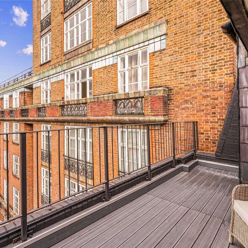 A beautifully presented three bedroom apartment with terrace. - Photo 1