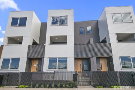 Brand new chic three level residence in prime location - Photo 2