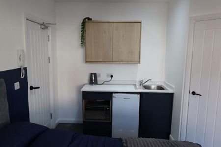 1 bedroom in a house share to rent - Photo 2