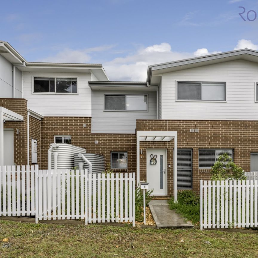 Spacious three bedroom air conditioned townhouse with single garage - Photo 1