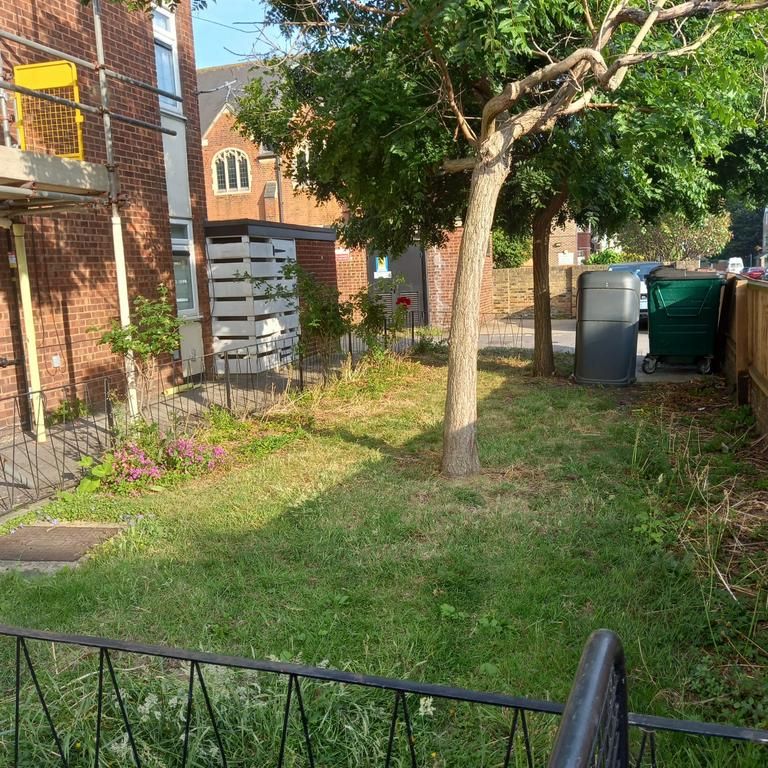1 bedroom in a flat share to rent - Photo 1