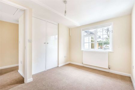 A charming terraced cottage set in a central Sevenoaks location ideal of the amenities of the town. - Photo 2