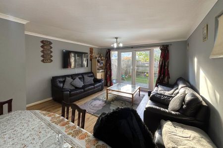 Mint Walk, Woking - 3 bedrooms Property for lettings - Seymours - Photo 2