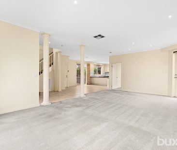 SPACIOUS BEACHSIDE 3 BEDROOM TOWNHOUSE - Photo 1