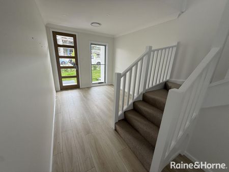Modern Five-Bedroom Family Home - Photo 2