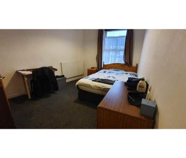 3 bedroom flat to rent - Photo 1