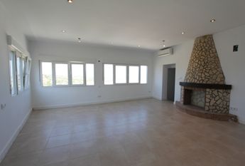 LONG TERM RENTAL Spacious villa for rent with sea views