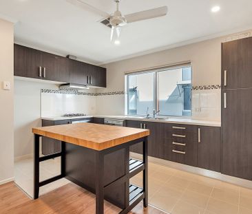 Stylish & Spacious Townhouse in Prime Mawson Lakes Location - Photo 6