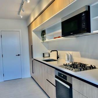 $2,600 / 1br - 530ft2 - 220ft2 Patio-Newly, Modern, Furnished Apartment (Vancouv - Photo 1