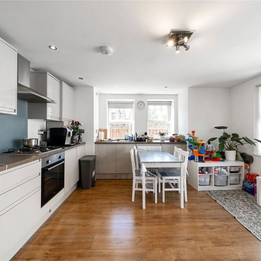 SHORT LET - Campbell Road, London, W7 flat to rent - Photo 1