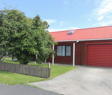 Sunny Two-Bedroom Home with Garage – Available 1 December - Photo 4