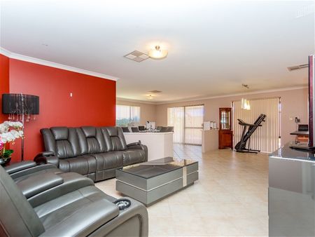 $900/w Spacious 4x2 Family Home in Canning Vale! - Photo 4