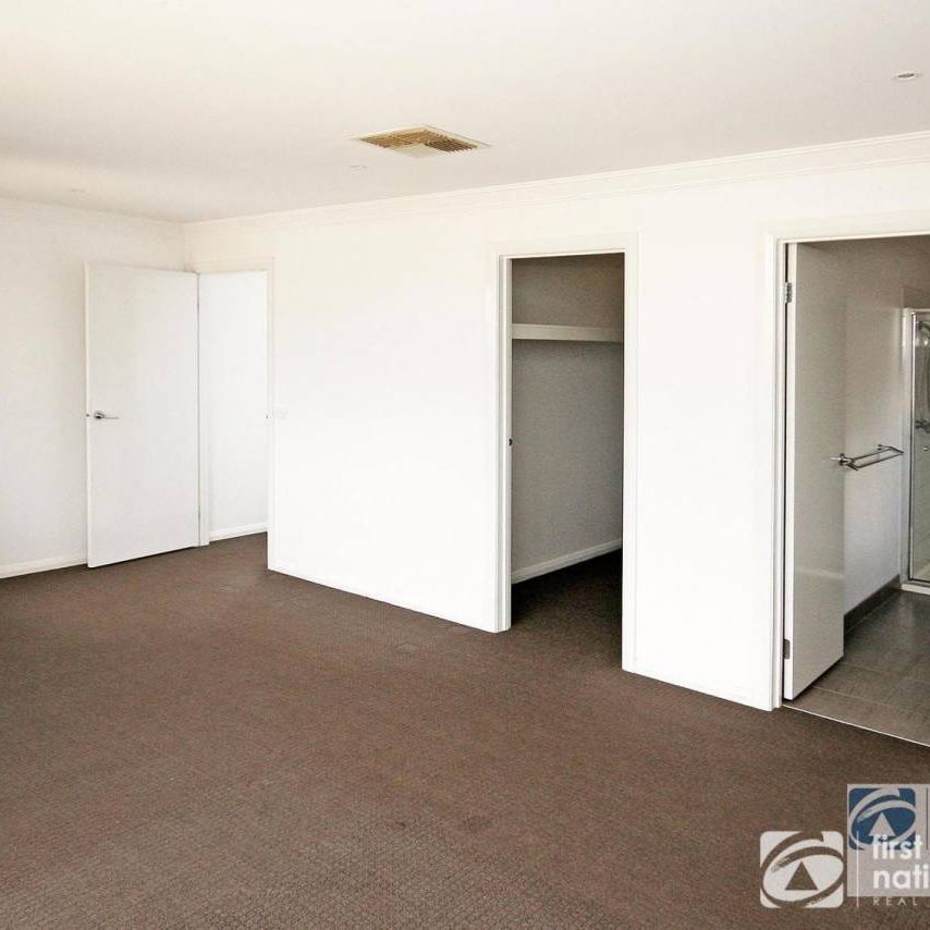 Five bedroom beauty - Photo 1