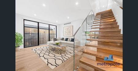 MODERN, CONTEMPORARY, LUXURIOUS - Photo 2