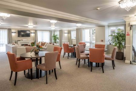 Jubilee Lodge, Fleet, Hampshire - Photo 3