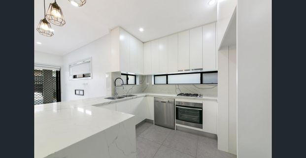 Air-Conditioned Four-Bedroom Duplex with Two Living Areas - Photo 1