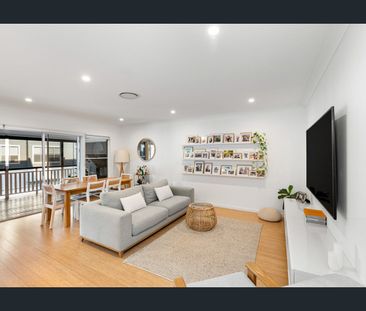 Large Modern Family Townhome - Photo 3