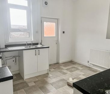 2 bedroom end of terrace house to rent - Photo 2