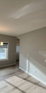 Like New 1 yr old 4 Bdrms 3 fullBath Duplex for rent in Sage Hill! - Photo 3