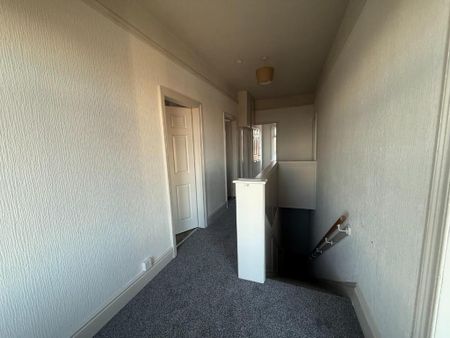 3 bedroom flat to rent - Photo 3