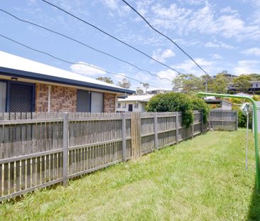 ARGAIN ALERT! VERY TIDY TOWNHOUSE - AIR CONDITIONED - Photo 2