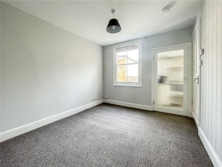 Well presented 2 bedroom mid terraced house situated in the popular Village of Histon. GCH. Off Street Parking. Walking Distance to High Street. Unfurnished. - Photo 3