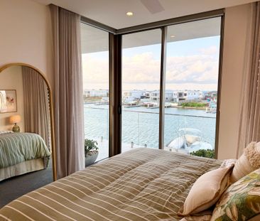 Lakefront Stunner - Executive Apartment with Views - Fully Furnished! - Photo 6