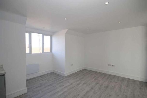 The Market, Carshalton, SM5 - Photo 1