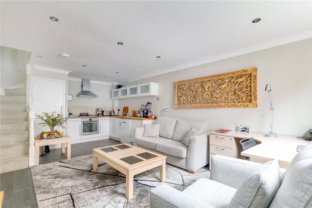 2 bedroom mews to rent - Photo 2