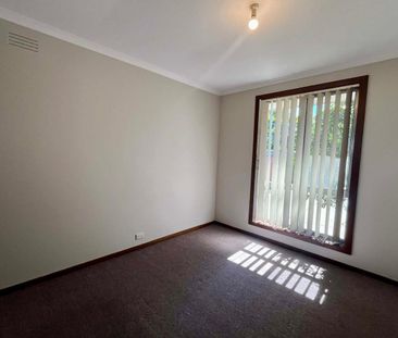 Comfortable 2-Bedroom Home with Garage - Photo 1